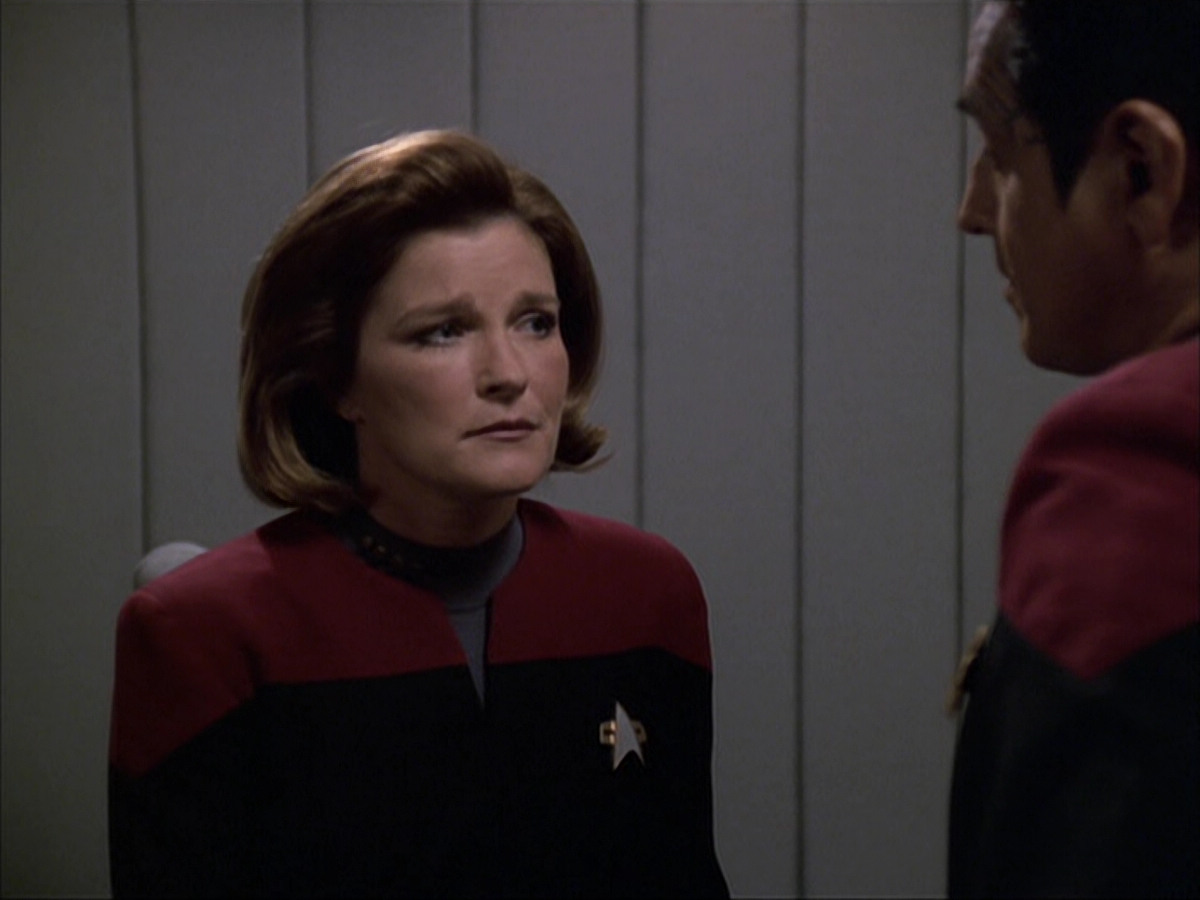 extant_StarTrek_VOY_6x04-TinkerTenorDoctorSpy_02526.jpg