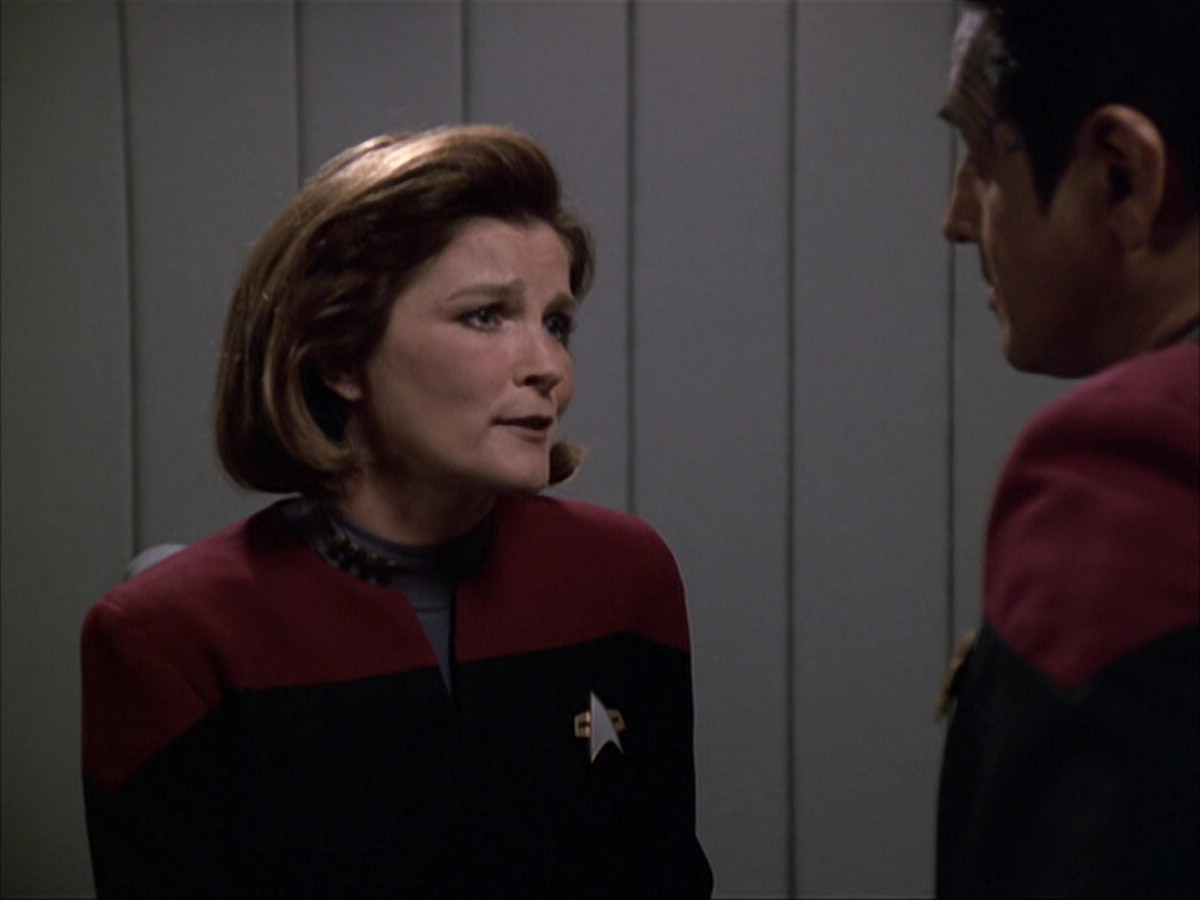 extant_StarTrek_VOY_6x04-TinkerTenorDoctorSpy_02527.jpg