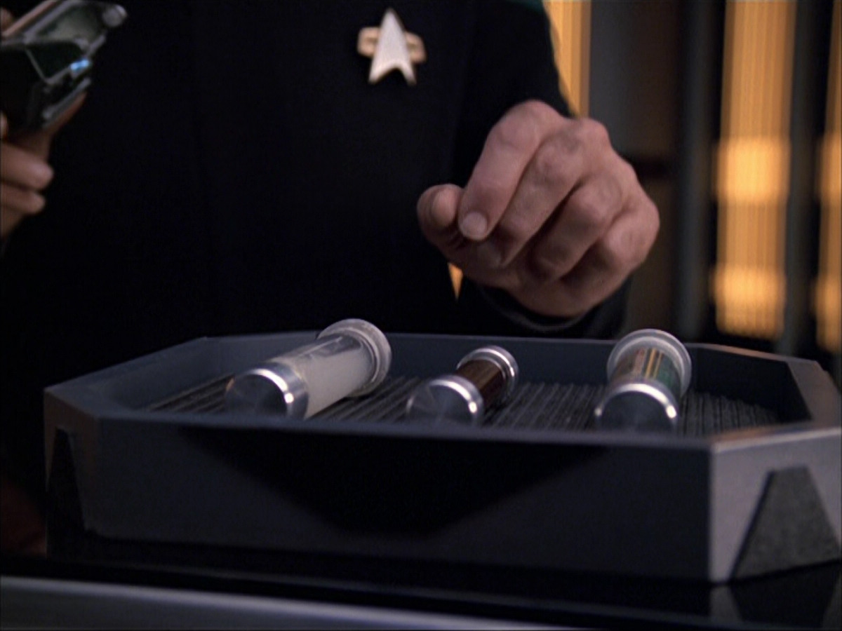 extant_StarTrek_VOY_6x04-TinkerTenorDoctorSpy_02537.jpg