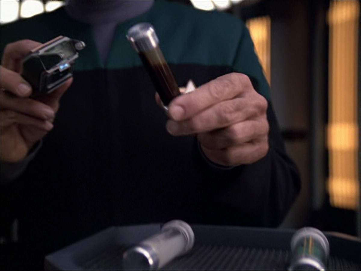 extant_StarTrek_VOY_6x04-TinkerTenorDoctorSpy_02539.jpg