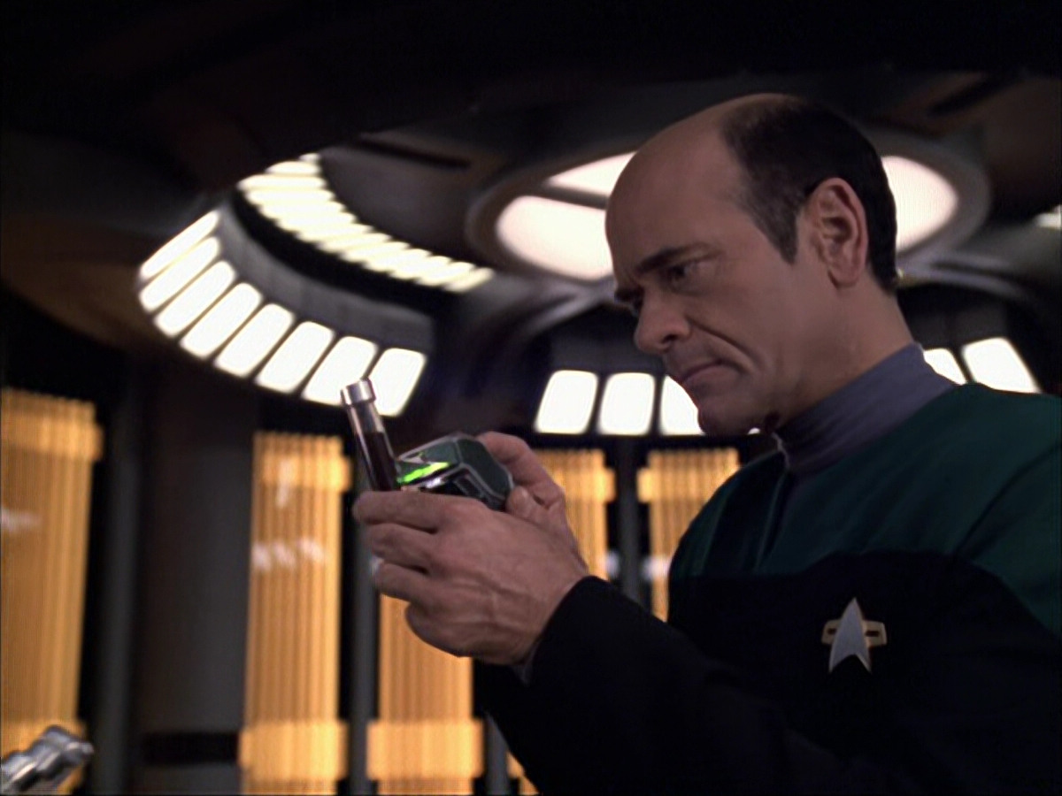 extant_StarTrek_VOY_6x04-TinkerTenorDoctorSpy_02544.jpg