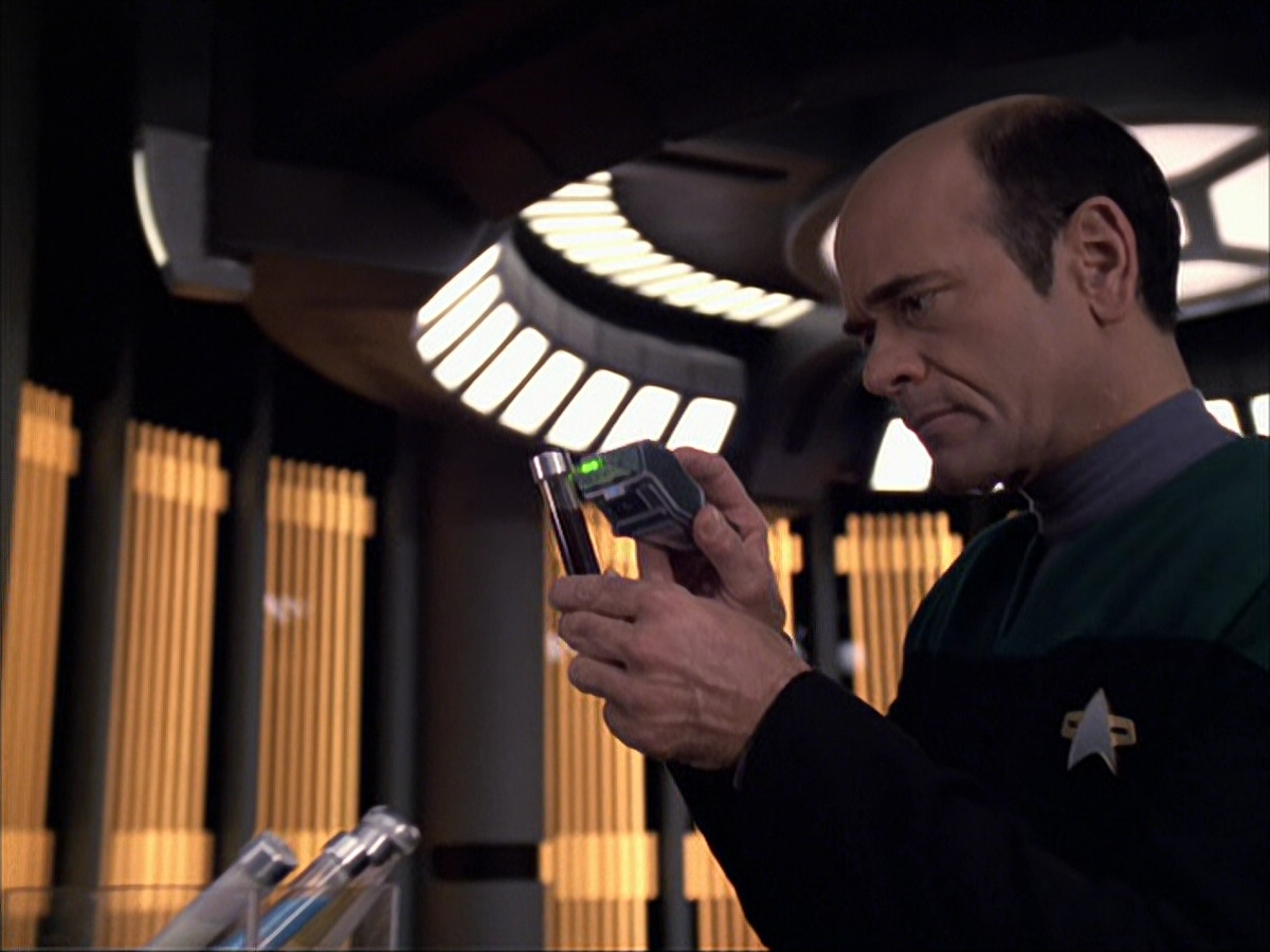 extant_StarTrek_VOY_6x04-TinkerTenorDoctorSpy_02545.jpg