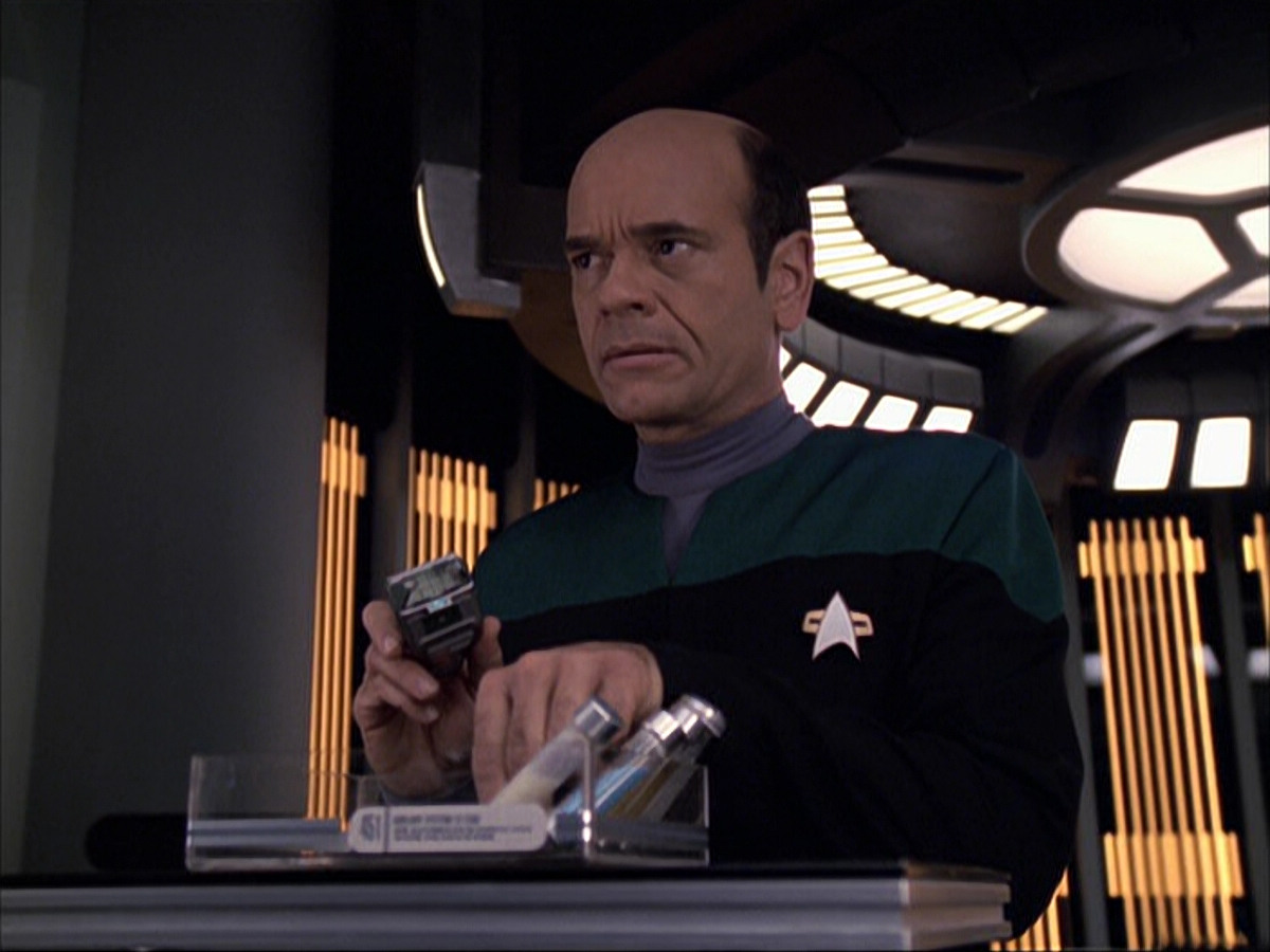 extant_StarTrek_VOY_6x04-TinkerTenorDoctorSpy_02550.jpg