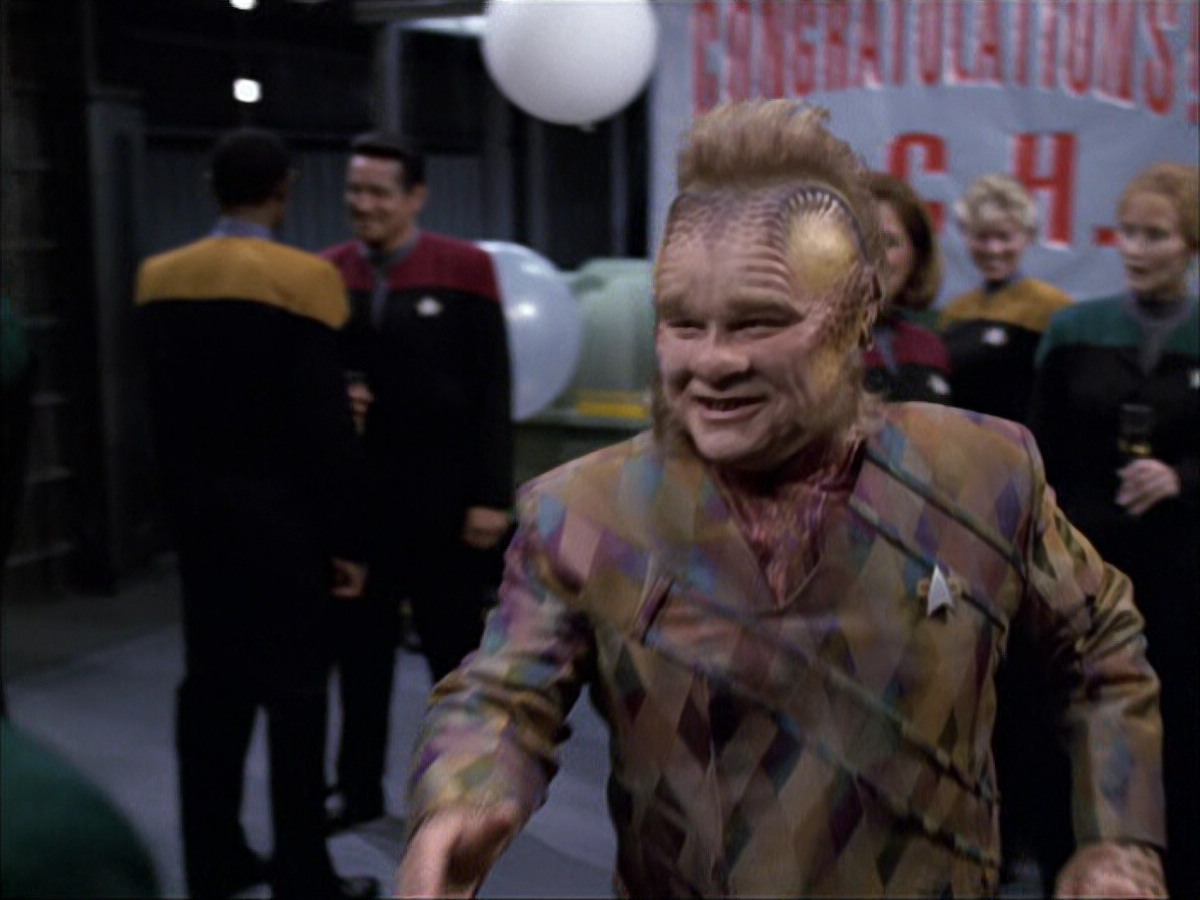 extant_StarTrek_VOY_6x04-TinkerTenorDoctorSpy_02566.jpg