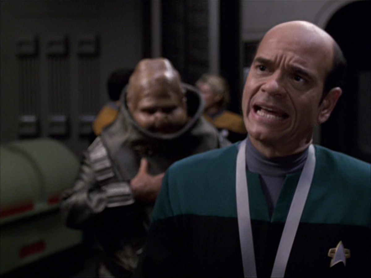 extant_StarTrek_VOY_6x04-TinkerTenorDoctorSpy_02586.jpg