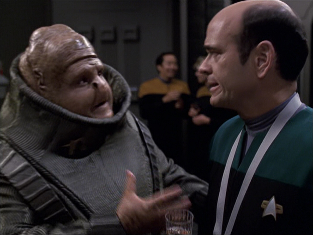extant_StarTrek_VOY_6x04-TinkerTenorDoctorSpy_02589.jpg
