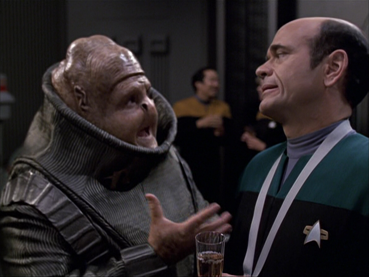extant_StarTrek_VOY_6x04-TinkerTenorDoctorSpy_02590.jpg