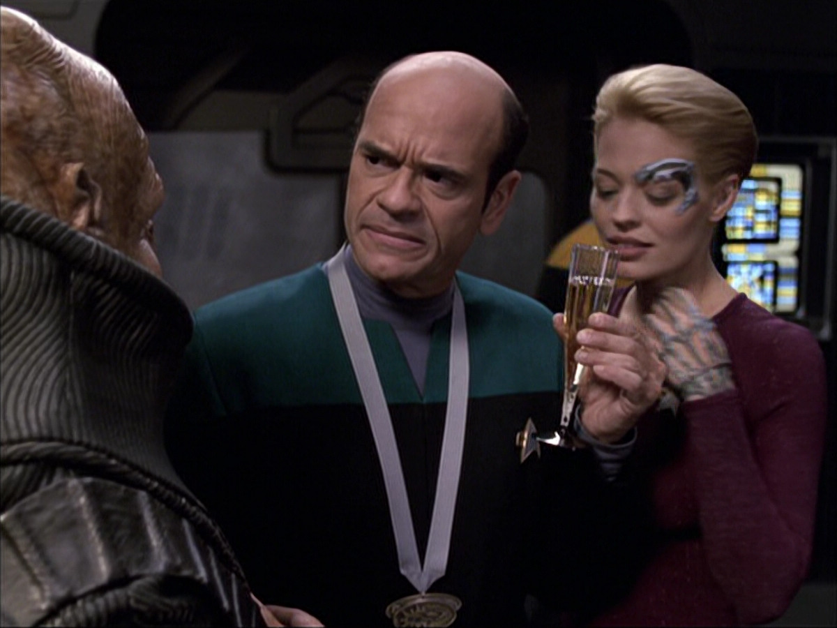 extant_StarTrek_VOY_6x04-TinkerTenorDoctorSpy_02607.jpg