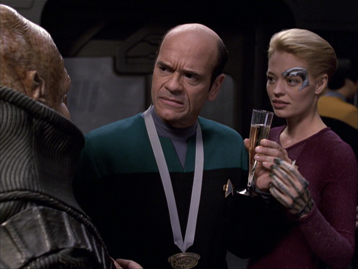 extant_StarTrek_VOY_6x04-TinkerTenorDoctorSpy_02608.jpg