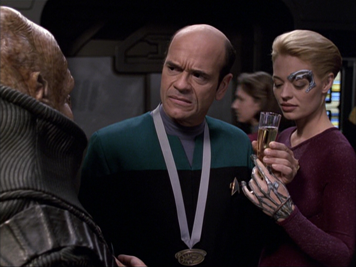 extant_StarTrek_VOY_6x04-TinkerTenorDoctorSpy_02609.jpg