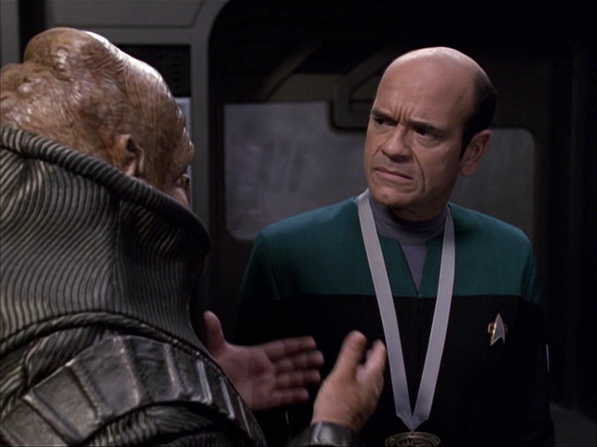 extant_StarTrek_VOY_6x04-TinkerTenorDoctorSpy_02615.jpg