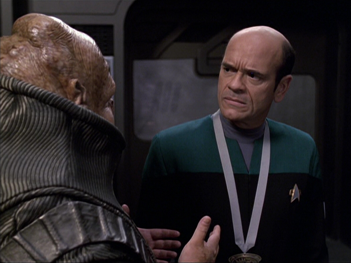 extant_StarTrek_VOY_6x04-TinkerTenorDoctorSpy_02616.jpg