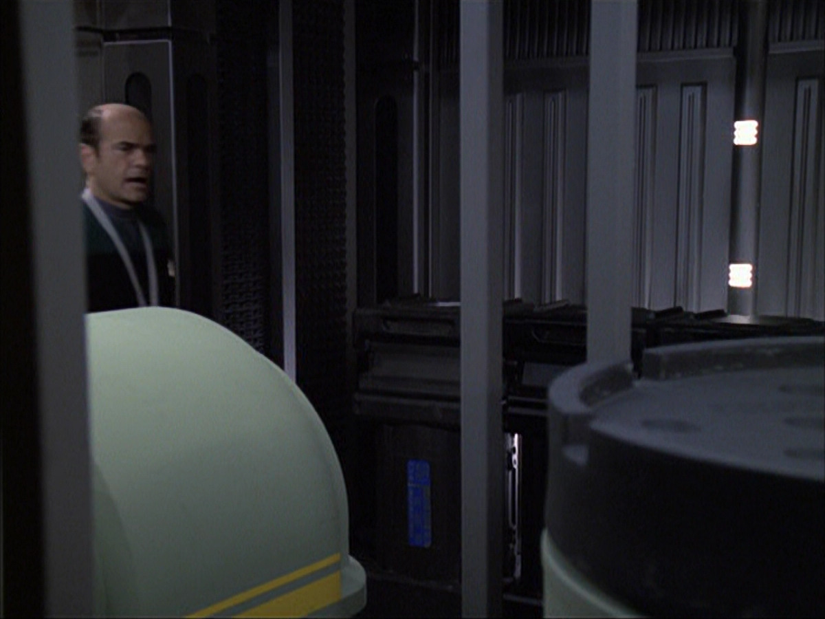 extant_StarTrek_VOY_6x04-TinkerTenorDoctorSpy_02623.jpg