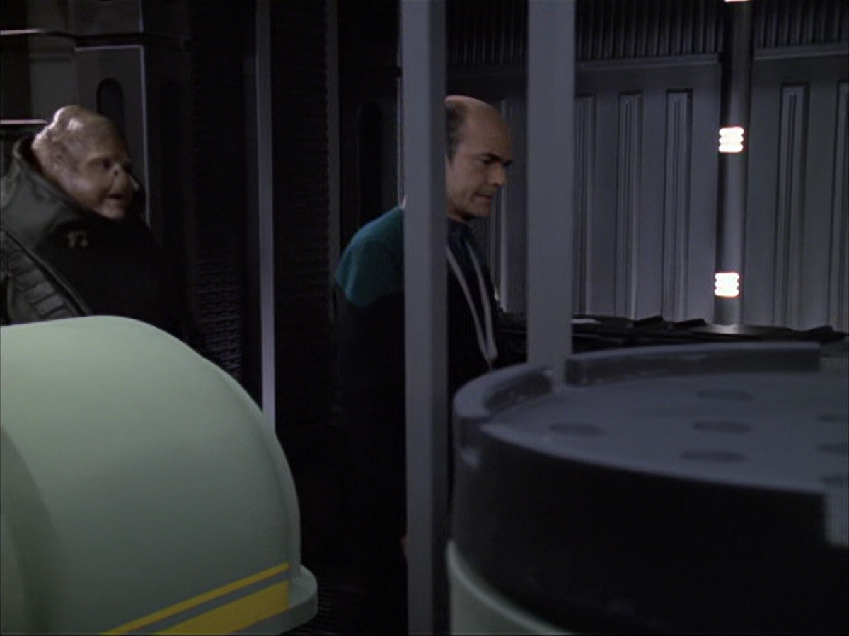 extant_StarTrek_VOY_6x04-TinkerTenorDoctorSpy_02625.jpg