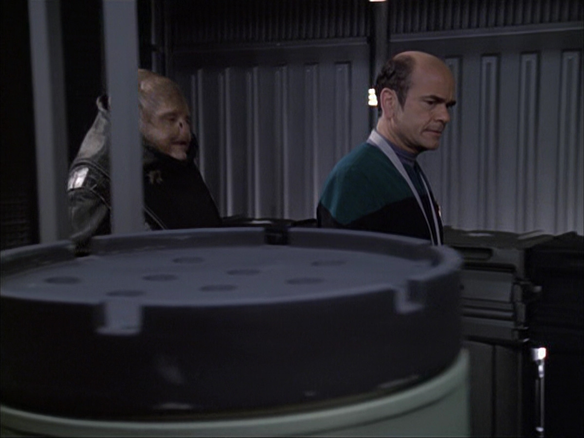 extant_StarTrek_VOY_6x04-TinkerTenorDoctorSpy_02627.jpg