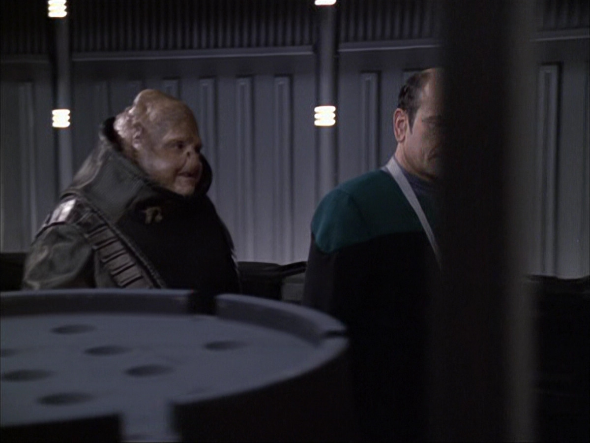 extant_StarTrek_VOY_6x04-TinkerTenorDoctorSpy_02630.jpg