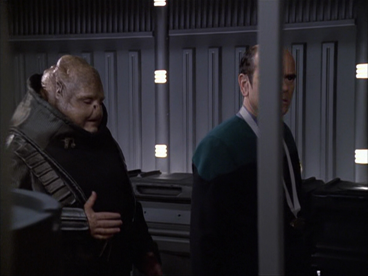 extant_StarTrek_VOY_6x04-TinkerTenorDoctorSpy_02631.jpg