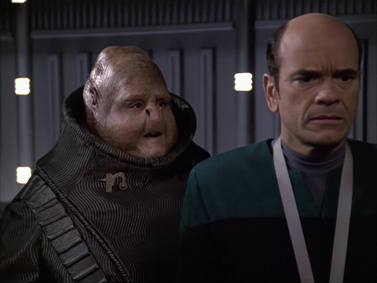 extant_StarTrek_VOY_6x04-TinkerTenorDoctorSpy_02636.jpg