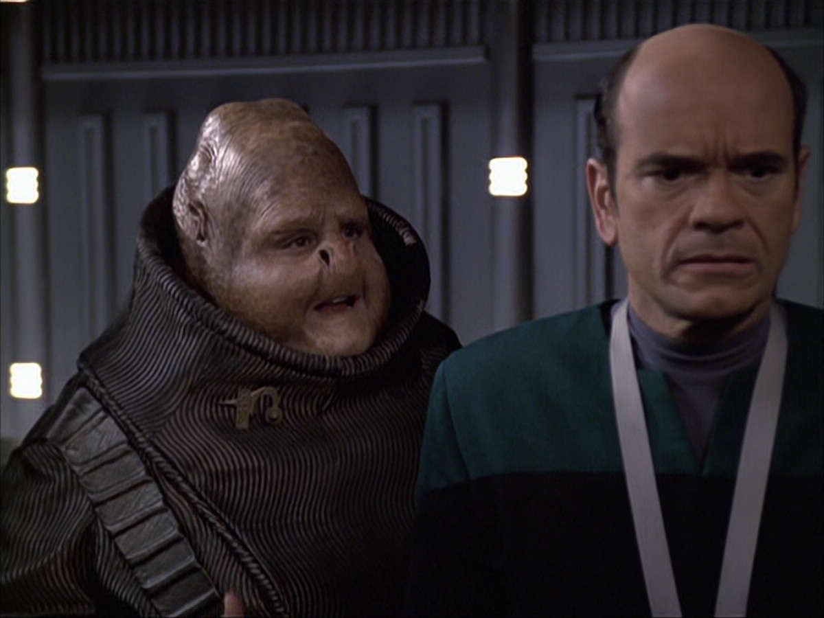 extant_StarTrek_VOY_6x04-TinkerTenorDoctorSpy_02637.jpg