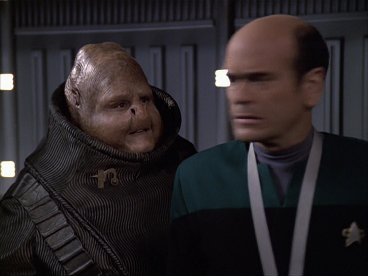 extant_StarTrek_VOY_6x04-TinkerTenorDoctorSpy_02638.jpg