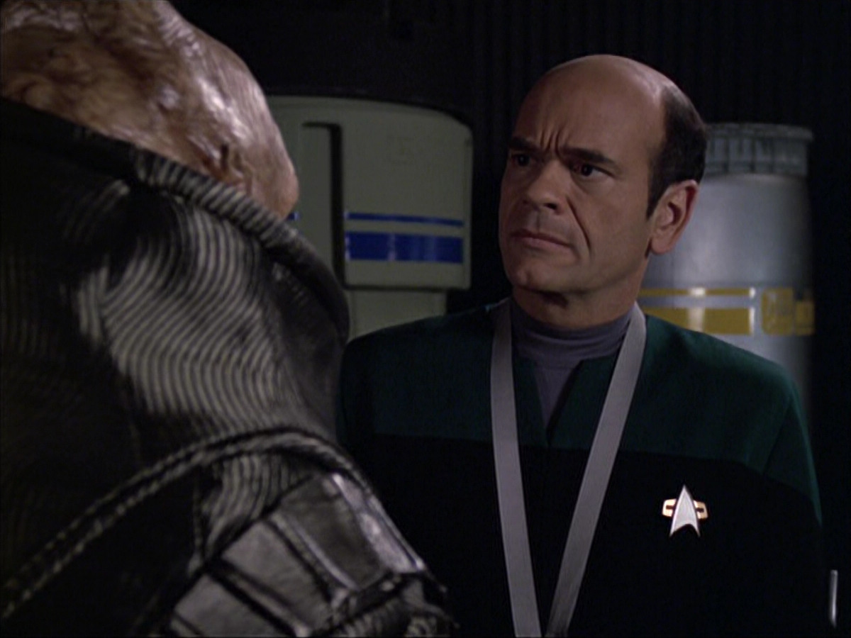 extant_StarTrek_VOY_6x04-TinkerTenorDoctorSpy_02645.jpg