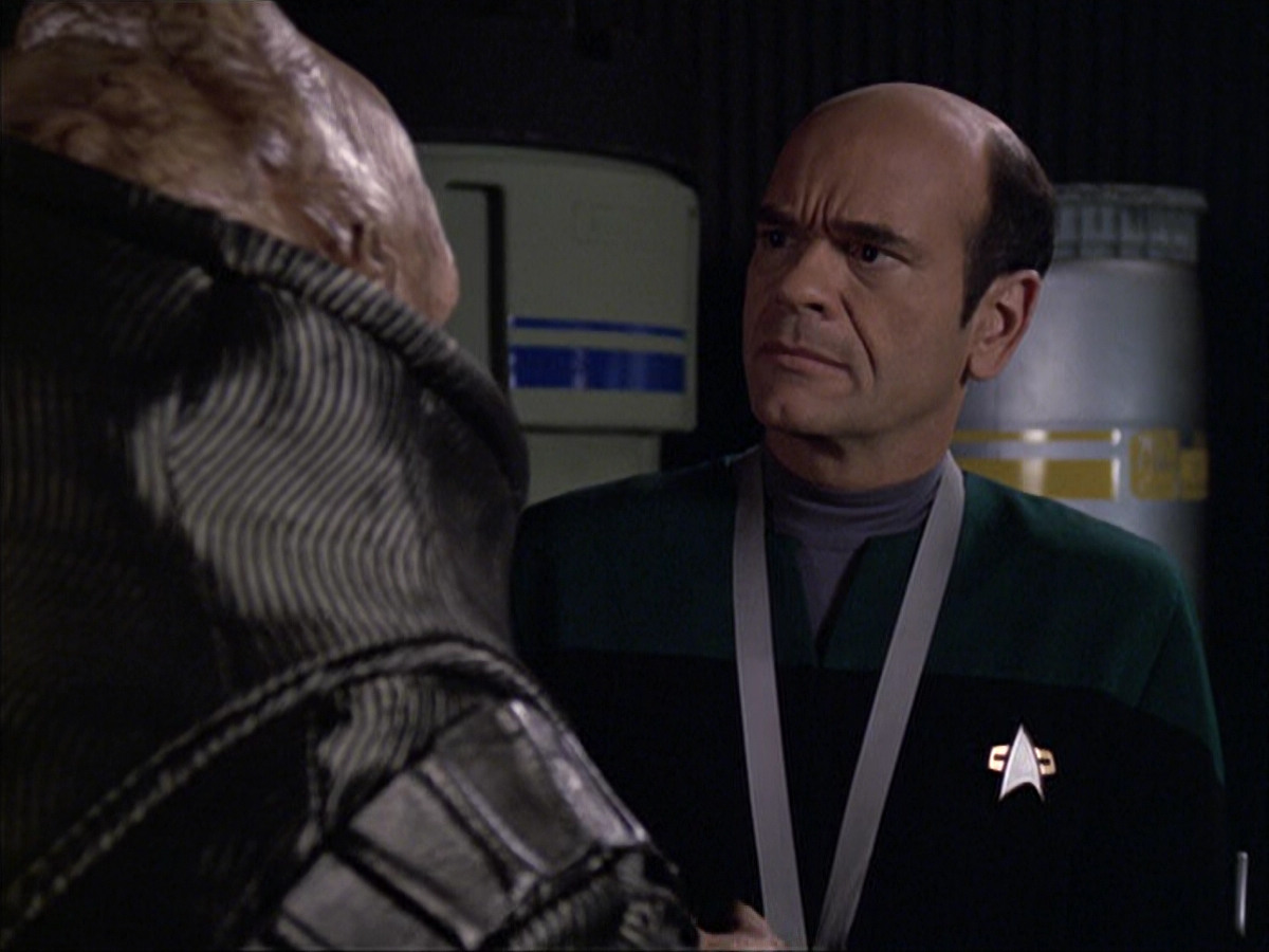 extant_StarTrek_VOY_6x04-TinkerTenorDoctorSpy_02646.jpg