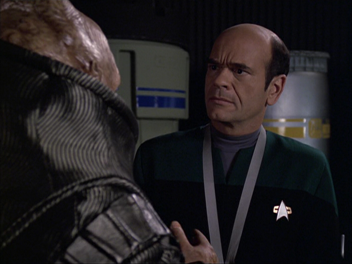 extant_StarTrek_VOY_6x04-TinkerTenorDoctorSpy_02649.jpg