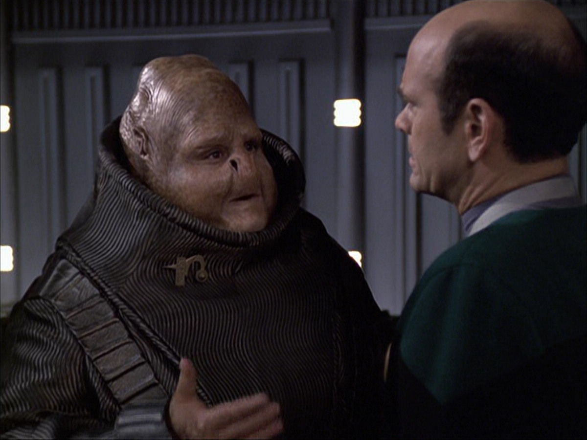 extant_StarTrek_VOY_6x04-TinkerTenorDoctorSpy_02651.jpg