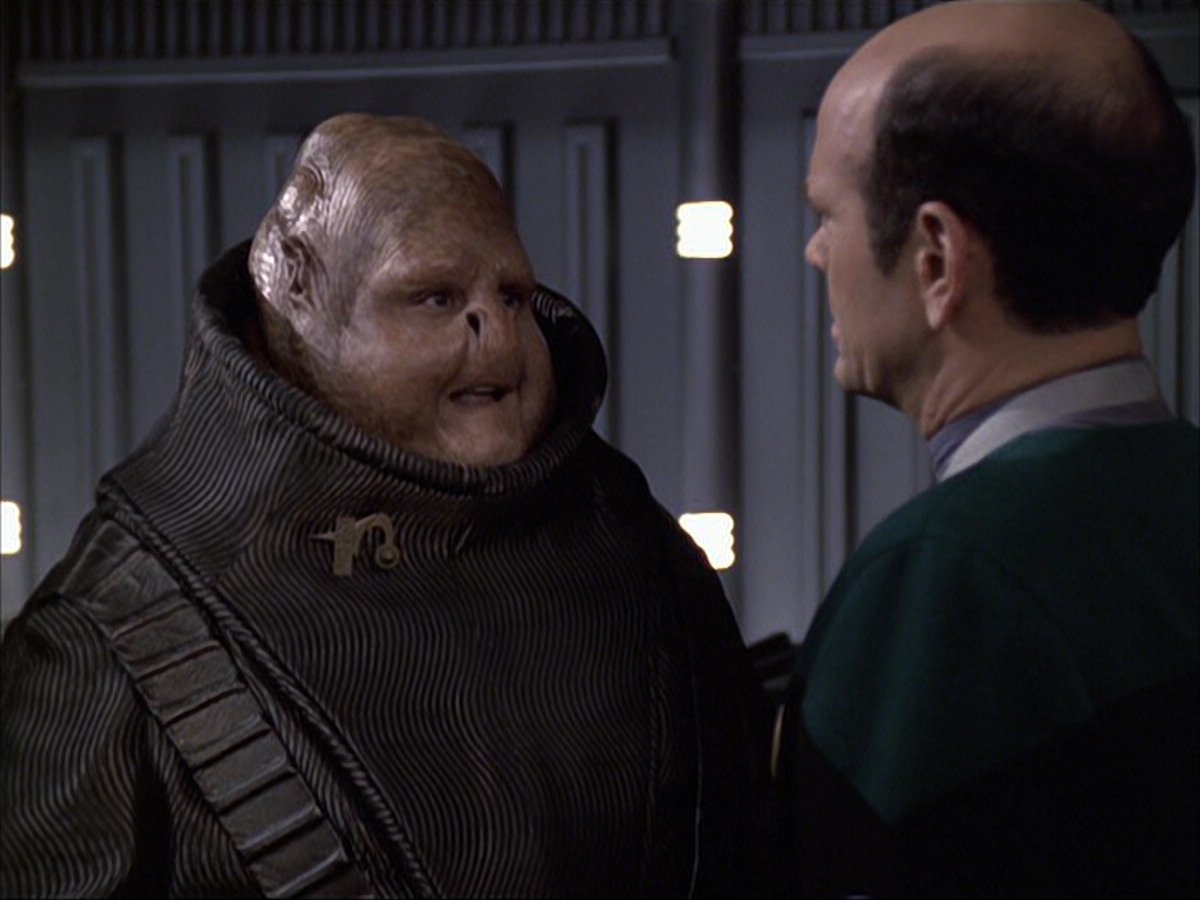 extant_StarTrek_VOY_6x04-TinkerTenorDoctorSpy_02656.jpg