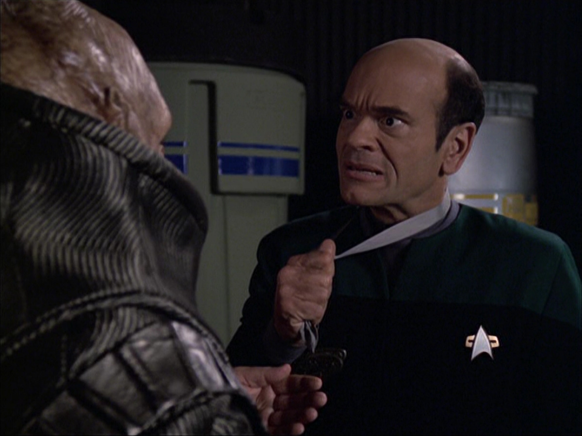 extant_StarTrek_VOY_6x04-TinkerTenorDoctorSpy_02661.jpg