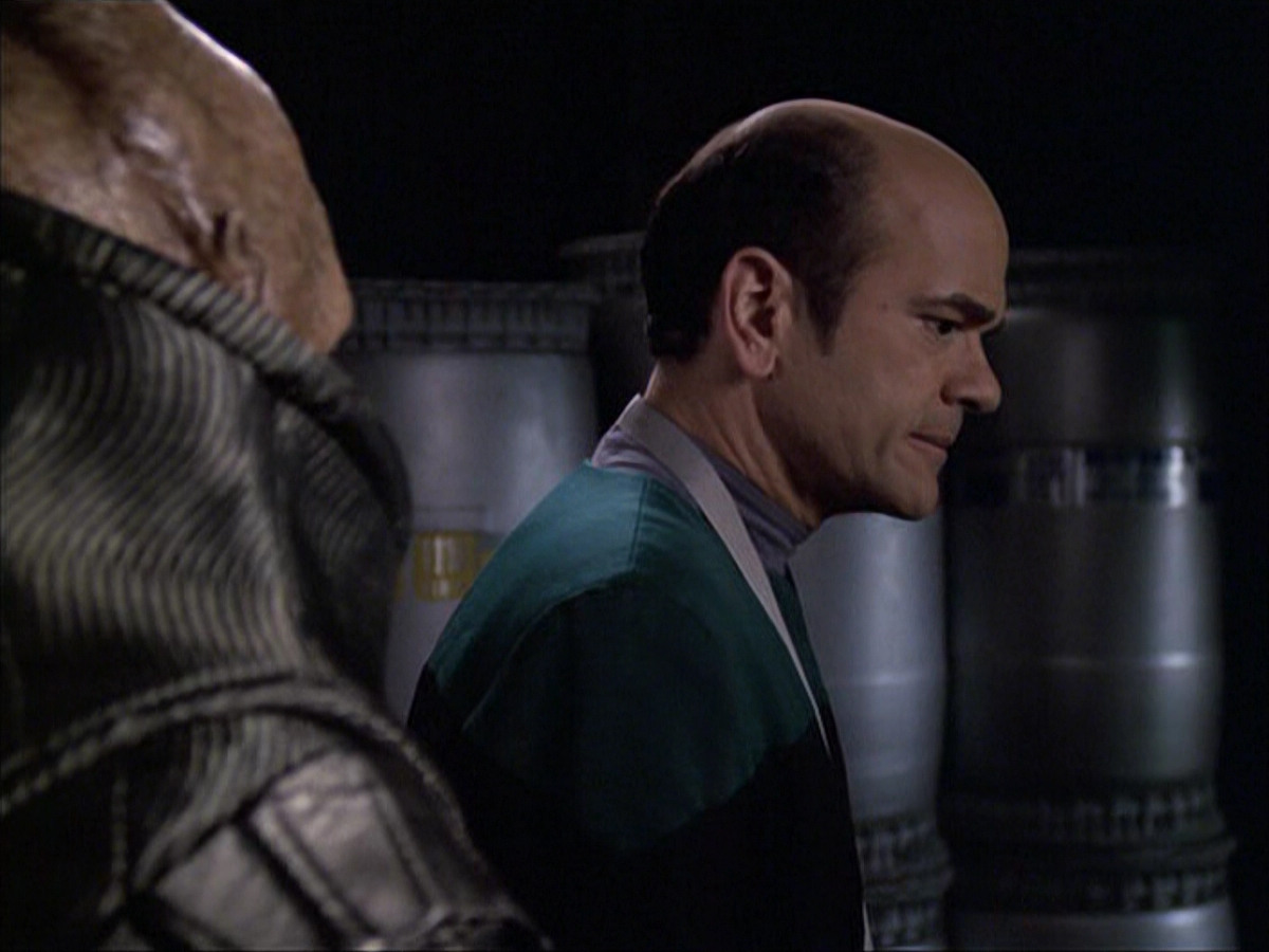 extant_StarTrek_VOY_6x04-TinkerTenorDoctorSpy_02672.jpg