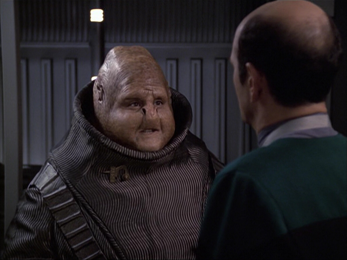 extant_StarTrek_VOY_6x04-TinkerTenorDoctorSpy_02681.jpg