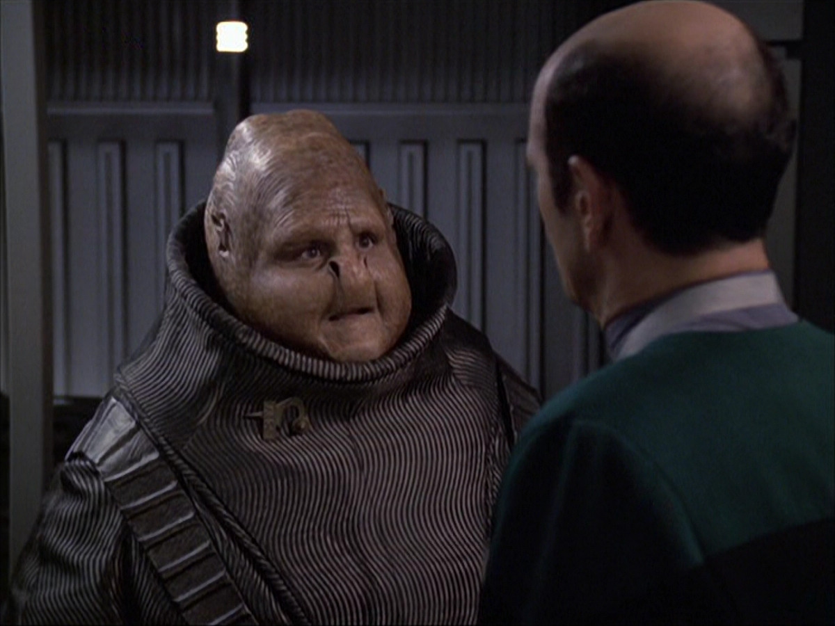 extant_StarTrek_VOY_6x04-TinkerTenorDoctorSpy_02684.jpg