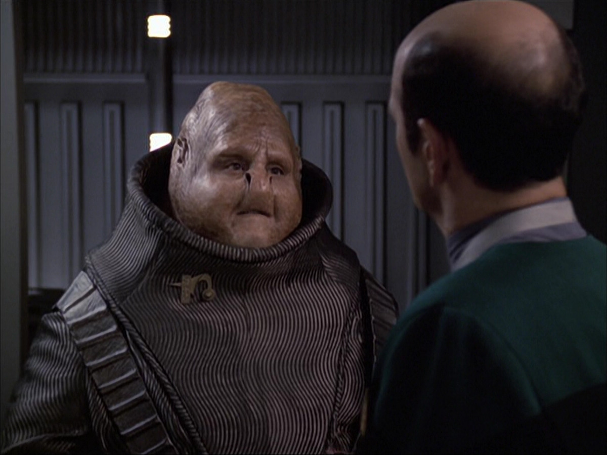 extant_StarTrek_VOY_6x04-TinkerTenorDoctorSpy_02698.jpg