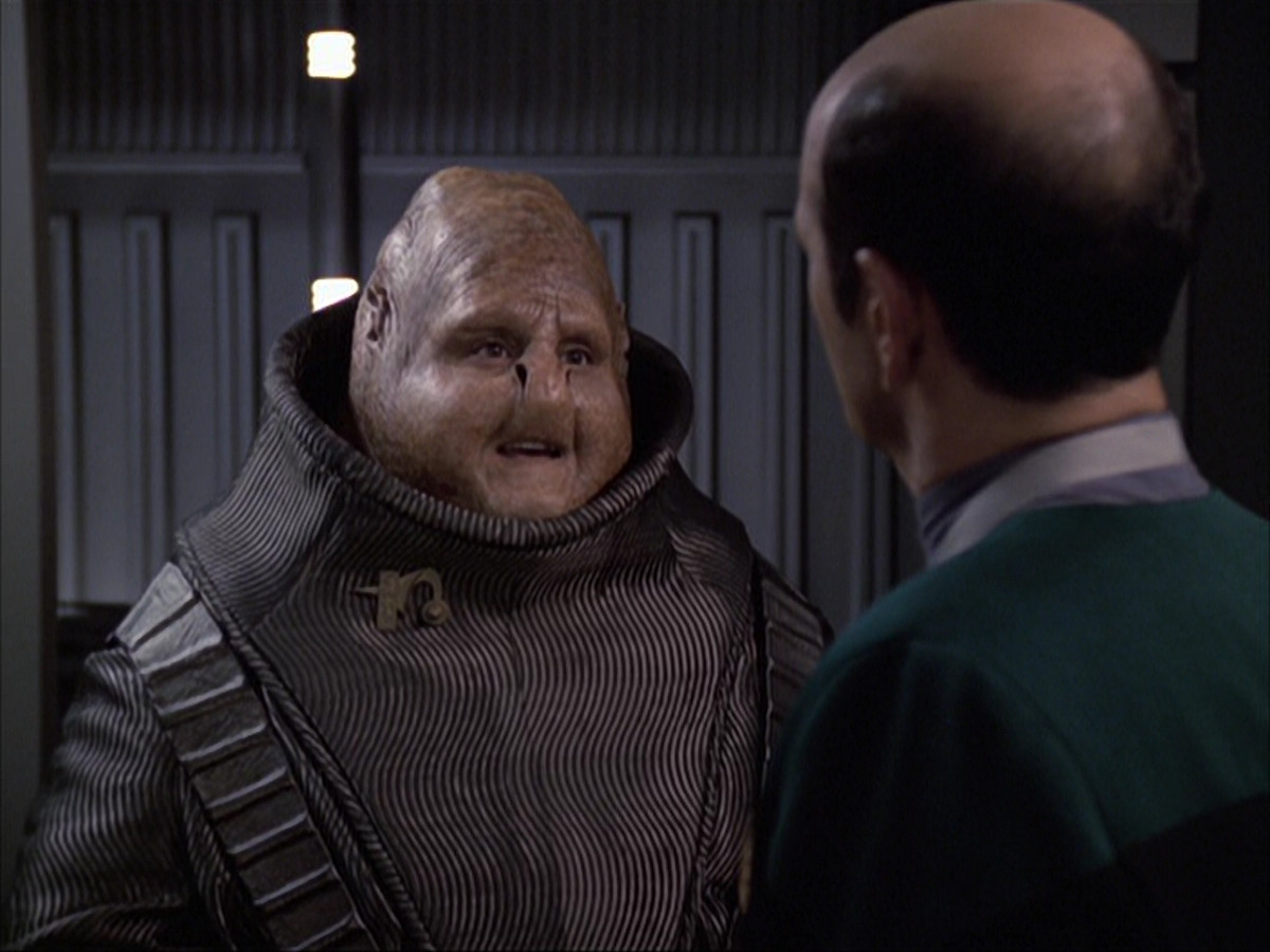 extant_StarTrek_VOY_6x04-TinkerTenorDoctorSpy_02700.jpg