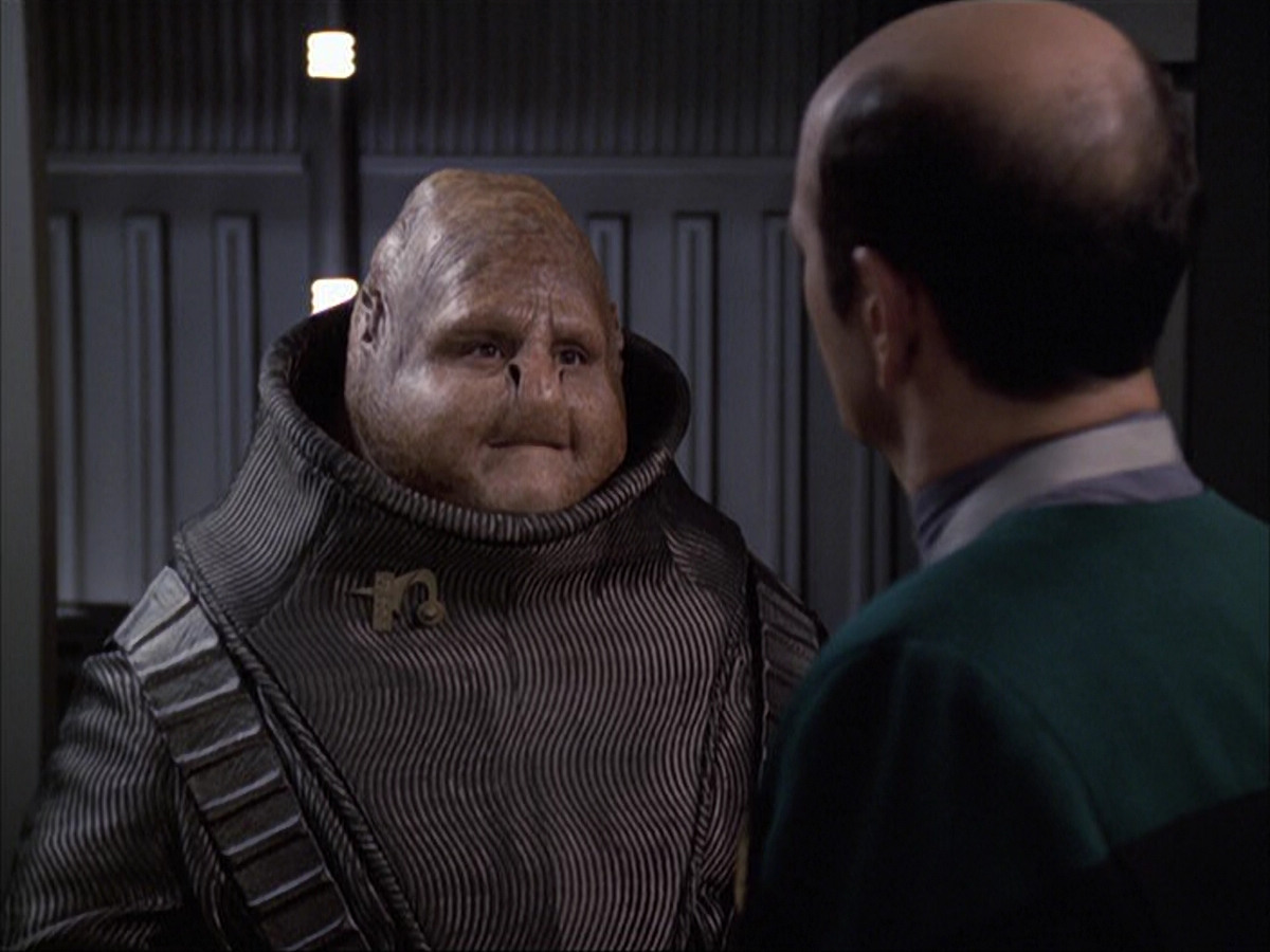 extant_StarTrek_VOY_6x04-TinkerTenorDoctorSpy_02702.jpg