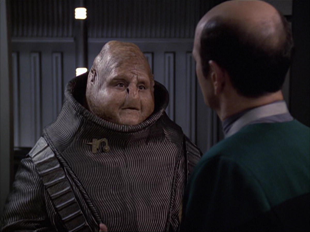 extant_StarTrek_VOY_6x04-TinkerTenorDoctorSpy_02704.jpg