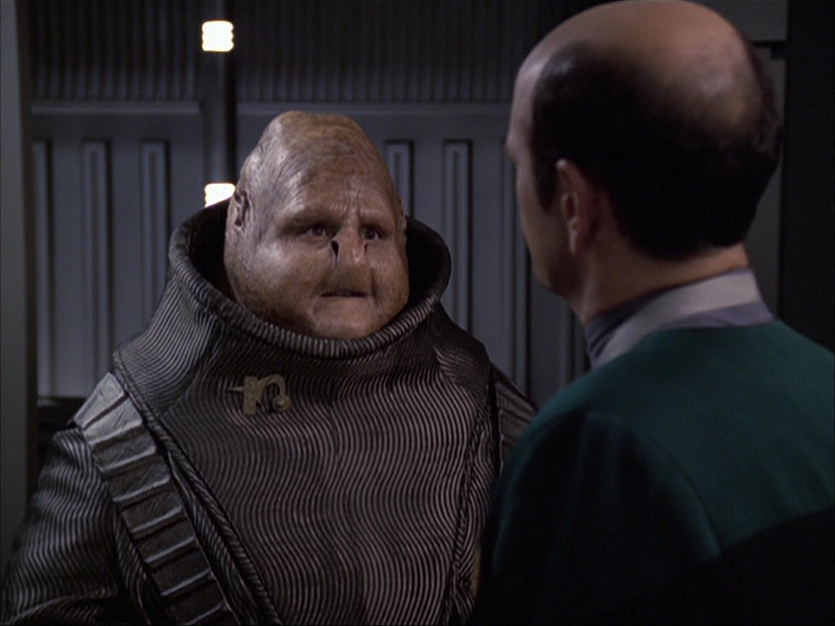 extant_StarTrek_VOY_6x04-TinkerTenorDoctorSpy_02706.jpg