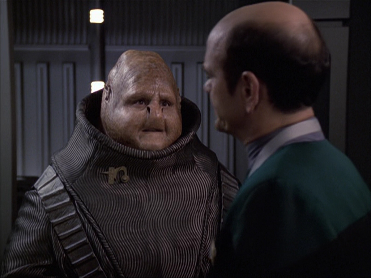 extant_StarTrek_VOY_6x04-TinkerTenorDoctorSpy_02707.jpg