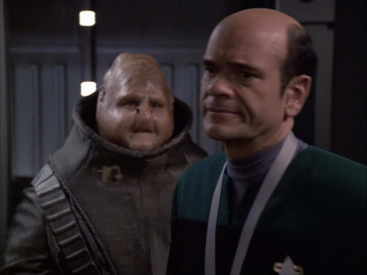 extant_StarTrek_VOY_6x04-TinkerTenorDoctorSpy_02708.jpg