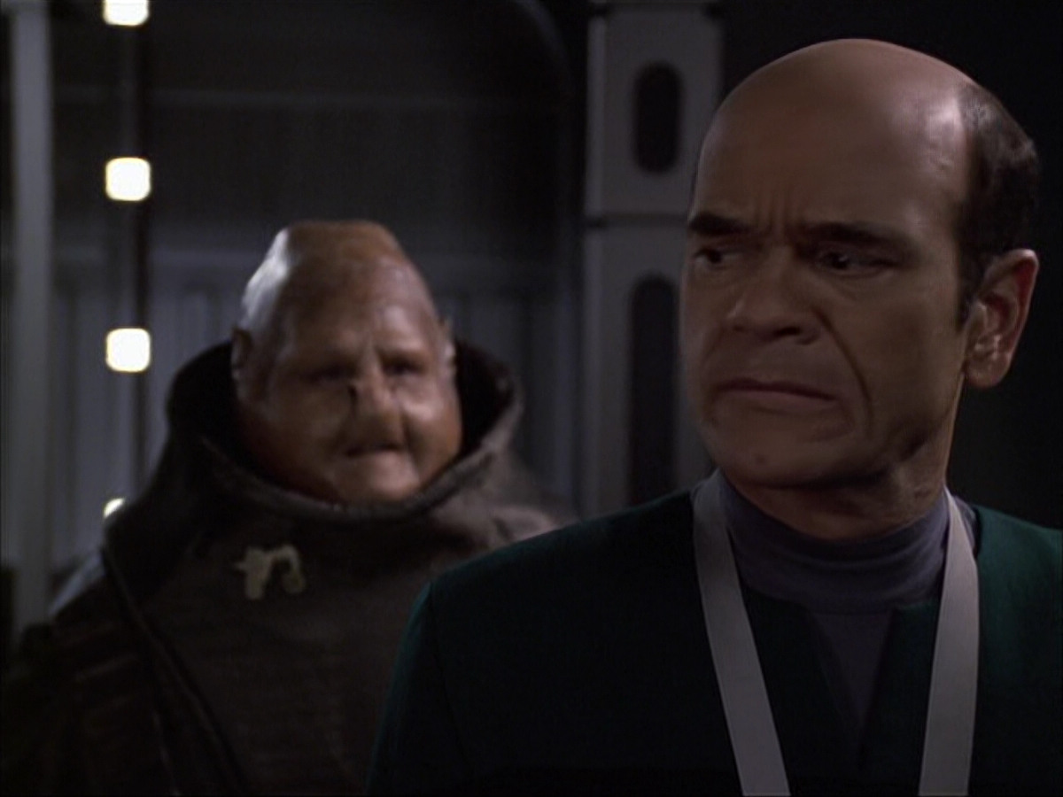 extant_StarTrek_VOY_6x04-TinkerTenorDoctorSpy_02719.jpg