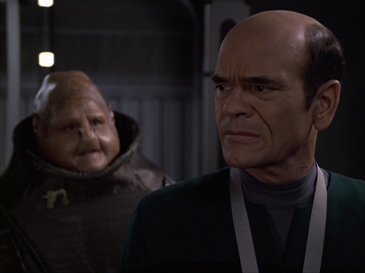 extant_StarTrek_VOY_6x04-TinkerTenorDoctorSpy_02725.jpg