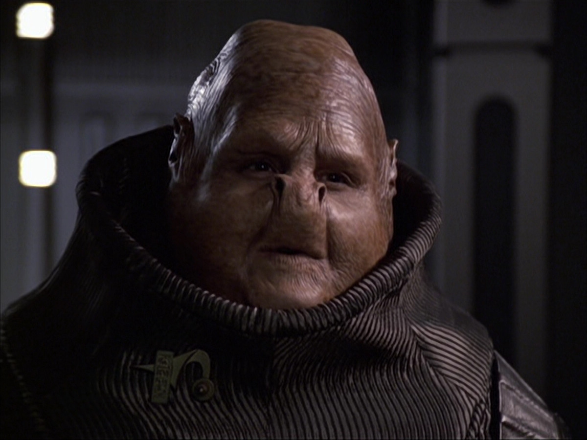 extant_StarTrek_VOY_6x04-TinkerTenorDoctorSpy_02744.jpg