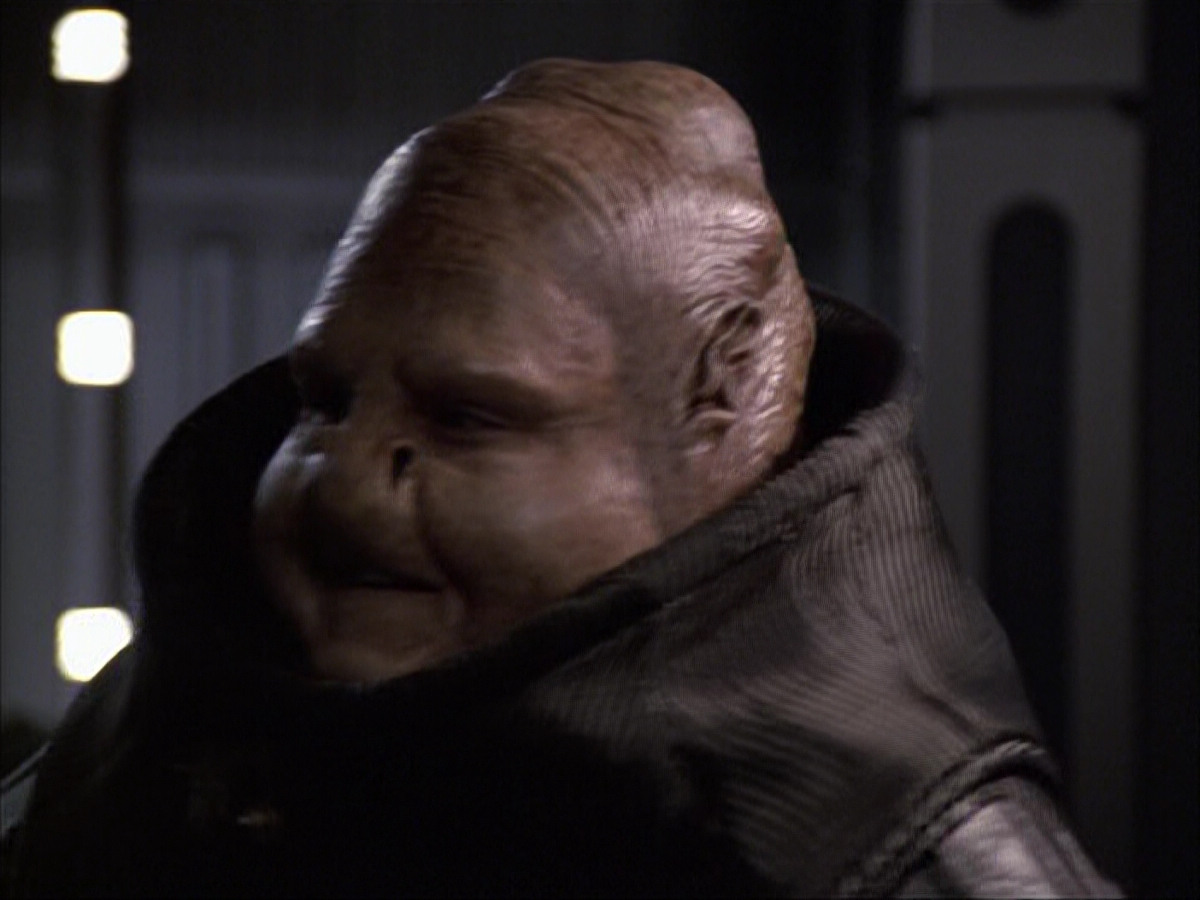 extant_StarTrek_VOY_6x04-TinkerTenorDoctorSpy_02784.jpg