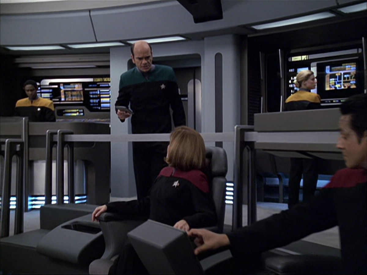 extant_StarTrek_VOY_6x04-TinkerTenorDoctorSpy_02790.jpg