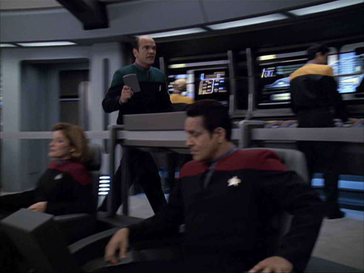 extant_StarTrek_VOY_6x04-TinkerTenorDoctorSpy_02812.jpg