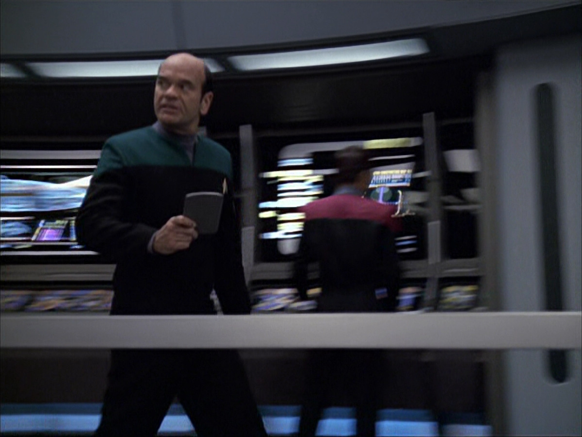 extant_StarTrek_VOY_6x04-TinkerTenorDoctorSpy_02814.jpg