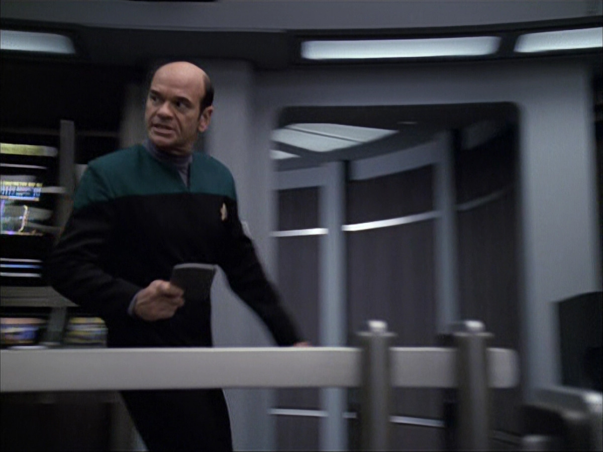 extant_StarTrek_VOY_6x04-TinkerTenorDoctorSpy_02815.jpg