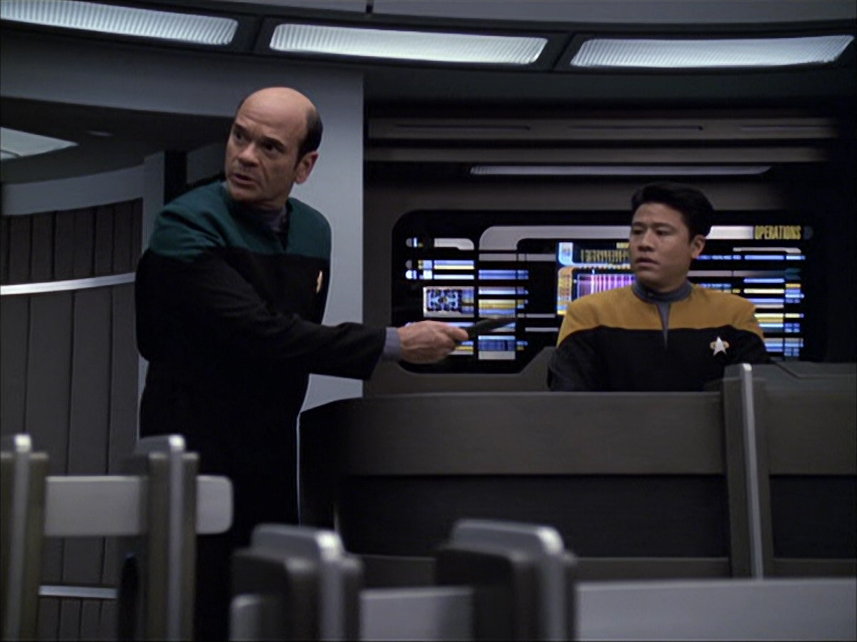 extant_StarTrek_VOY_6x04-TinkerTenorDoctorSpy_02817.jpg