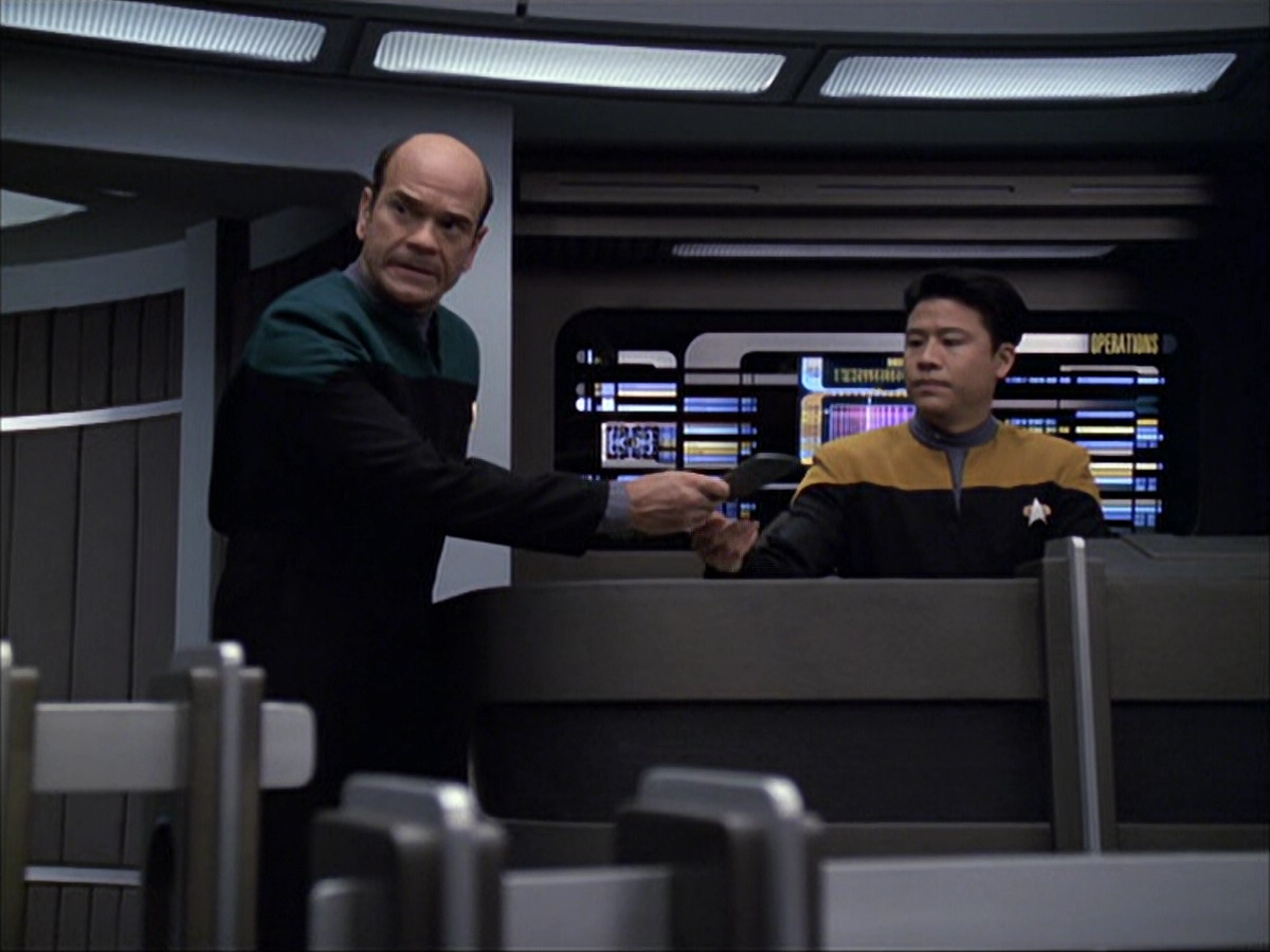extant_StarTrek_VOY_6x04-TinkerTenorDoctorSpy_02818.jpg